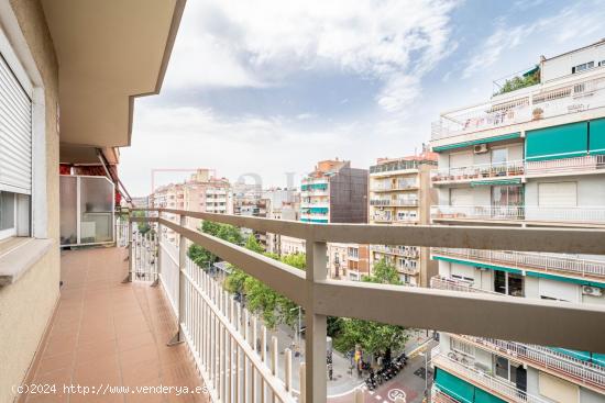 PISO ALTO CON TERRAZA EN PLAÇA DEL CENTRE - BARCELONA