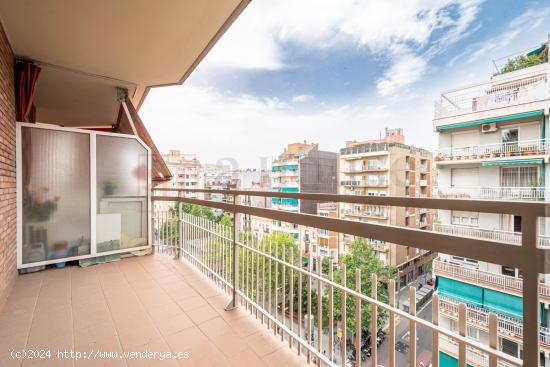 PISO ALTO CON TERRAZA EN PLAÇA DEL CENTRE - BARCELONA