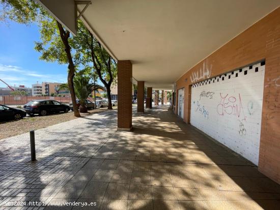 Local comercial con salida de humos en Edificio Galileo, en Sevilla Este. - SEVILLA