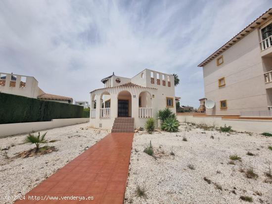 VILLA EN ORIHUELA COSTA DE ORIGEN CON ENORME PARCELA PARA DISFRUTAR ! - ALICANTE