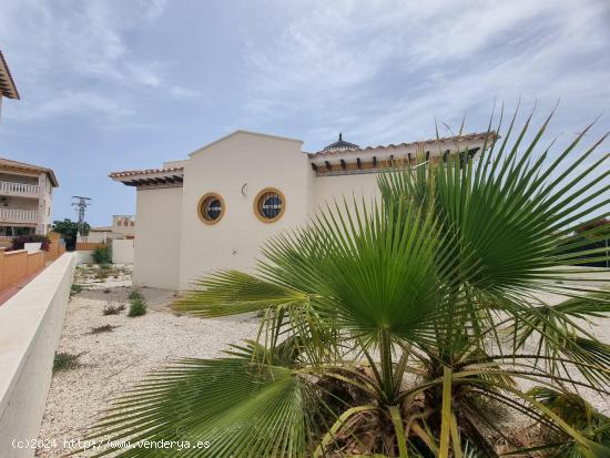 VILLA EN ORIHUELA COSTA DE ORIGEN CON ENORME PARCELA PARA DISFRUTAR ! - ALICANTE