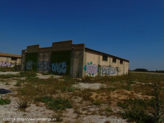 SE VENDEN 8 NAVES 1280 M/2 TOTAL, CADA UNA DE LAS NAVES OCUPA 160 M/2  CONSTRUIDOS , DENTRO DE PARCE