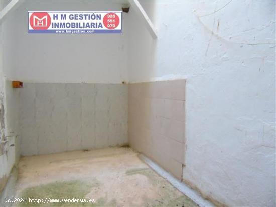 LOCAL COMERCIAL EN PRIMERA LINEA COMERCIAL. CON PATIO DE 14 M2, DIÁFANO Y CON ESCAPARATE - CIUDAD R