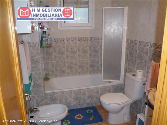 EXCELENTE VIVIENDA DE TRES DORMITORIOS Y DOS BAÑOS EN TORREVIEJA, A CIEN METROS DE LA PLAYA. EL EDI