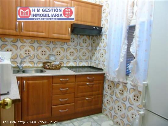 AMPLIA VIVIENDA PARCIALMENTE REFORMADA CON CUATRO DORMITORIOS, UN BAÑO, SALÓN, CALEFACCION DE GASO