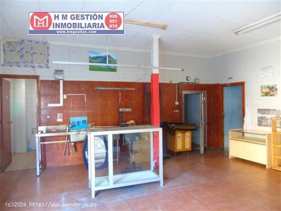 LOCAL COMERCIAL, SALA DE VENTAS, Y VARIAS DEPENDENCIAS CON 14 METROS DE FACHADA. ZONA HOSPITAL Y CUA