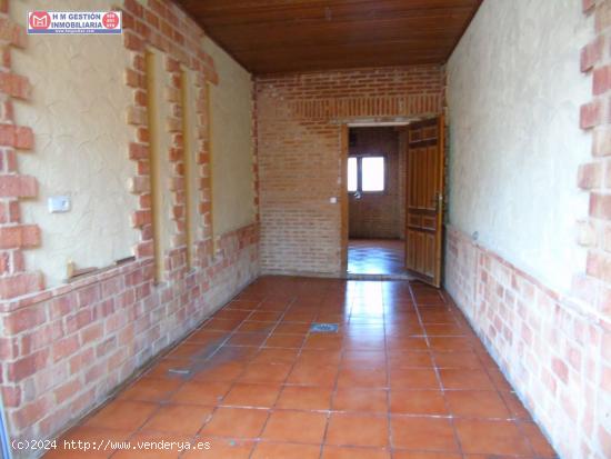 CASA ADOSADA DE VPO DE 90 METROS ÚTILES, CON GARAJE, DOS DORMITORIOS, VESTIDOR, AMPLIO PATIO Y TRAS