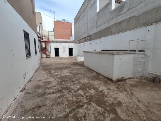 CASA EN 2 PLANTAS CON 308 m2 DE PARCELA, PATIO DE 75 m2 UBICADA PRÓXIMA A LA IGLESIA DE S. FRANCISC