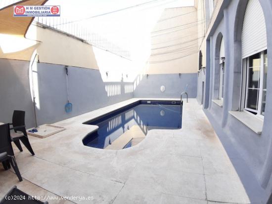 Casa a estrenar con 277 m2 de parcela, 5 dormitorios, 3 baños completos, garaje y piscina privada. 