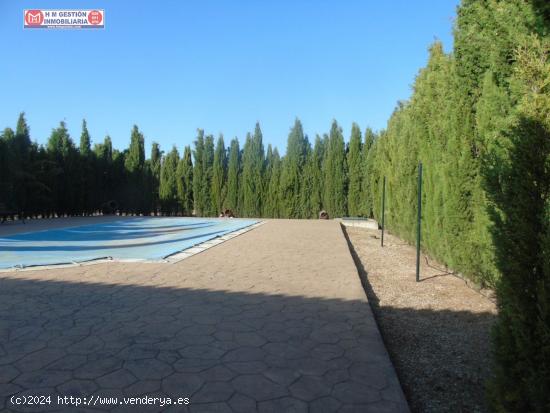 Chalet en parcela de 3 Hc de terreno, casa nueva con 180 m2, cocina campera de 40 m2 y piscina. - CI