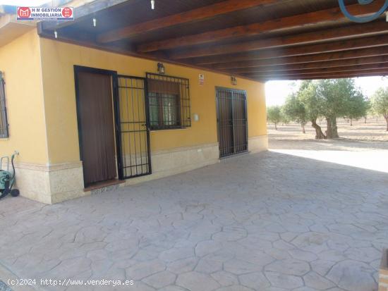 Chalet en parcela de 3 Hc de terreno, casa nueva con 180 m2, cocina campera de 40 m2 y piscina. - CI