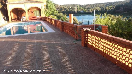 Excelente  chalet, con piscina,  jardín y con unas vistas espectaculares a la laguna - CIUDAD REAL