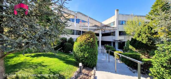 AMPLIA OFICINA CON TRES PLAZAS DE GARAJE EN LAS ROZAS     ( CENTRO DE NEGOCIOS ) - MADRID