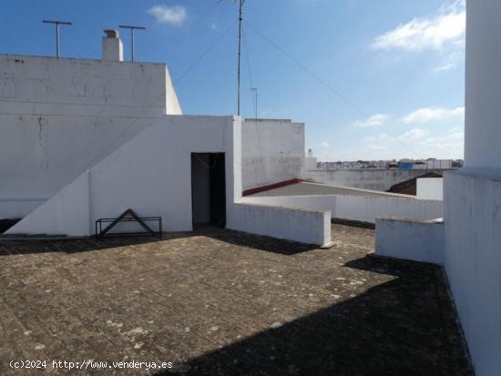 Casa dos plantas con locales comerciales - CADIZ