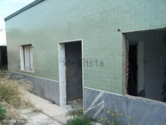 CASA CON PARCELA DE 2000M2 - ALMERIA