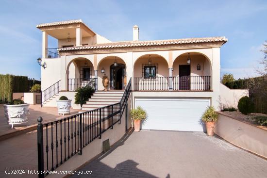 Chalet en Urbanización Cortijo de la Luz - GRANADA