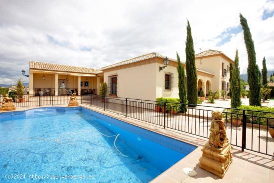 Chalet en Urbanización Cortijo de la Luz - GRANADA