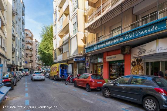 Se vende pequeño local, barato y muy céntrico junto recogidas, ideal inversores - GRANADA