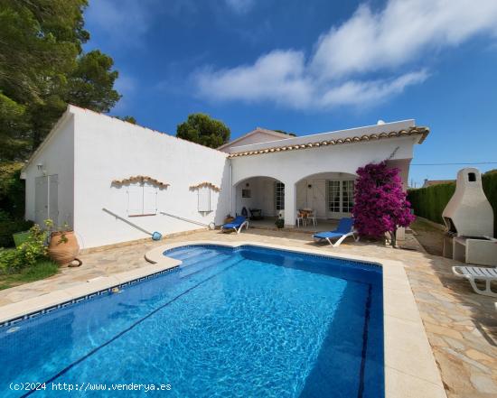  Chalet unifamiliar en parcela ajardinada con piscina y a 350 meros del mar - TARRAGONA 