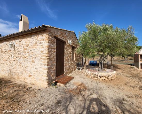  Finca con magníficas vistas y bonita casa de campo de 40 M2 - TARRAGONA 