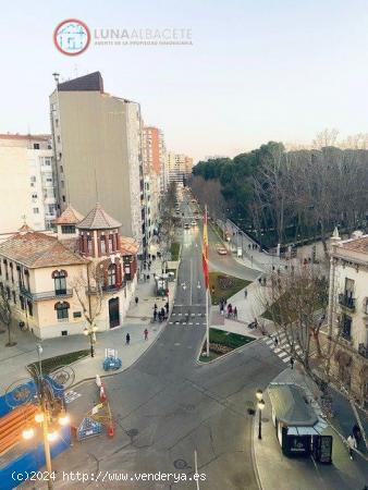 API LUNA VENDE PISO SUPER LUJO EN EDIFICIO ROTONDA CON BUEN GARAJE - ALBACETE