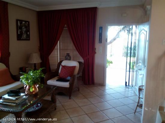 CHALET EN PRIMERA LÍNEA DE PLAYA EN LA ZONA DE LA SEGUNDA PISTA DE LA BARROSA - CADIZ