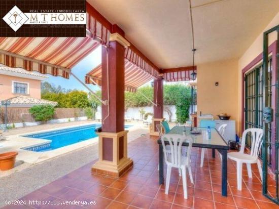 VILLA INDEPENDIENTE CON PISCINA Y JARDIN A 8 MIN DE FUENGIROLA - MALAGA