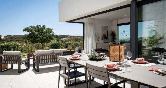 ASOMBROSA VILLA DE LUJO CON PISCINA, TERRAZA Y JARDÍN EN CASARES - MALAGA