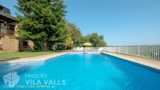 Magnífica casa de piedra rodeada  jardín, con vistas increíbles, piscina y acabados de mucha cali