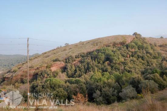 Solar en el pueblo con proyecto para construir torre sola - BARCELONA