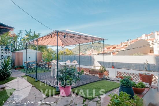 Casa toda exterior dentro del pueblo - BARCELONA