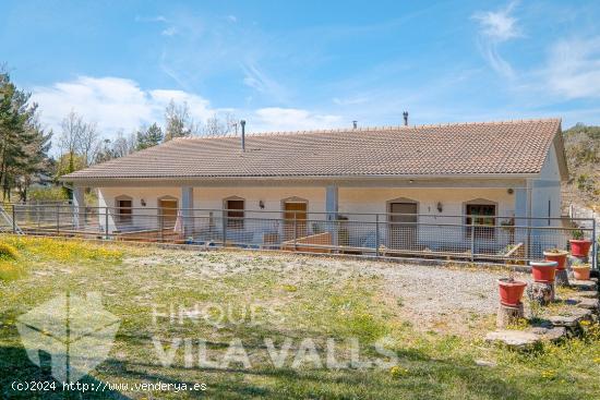 ¡Casa triple de estilo rural con 3000 m²! - BARCELONA