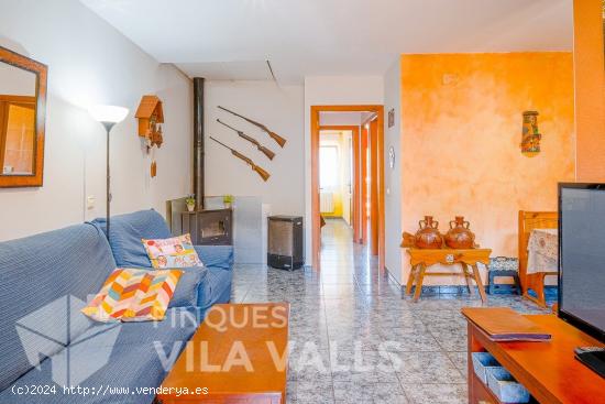 ¡Casa triple de estilo rural con 3000 m²! - BARCELONA