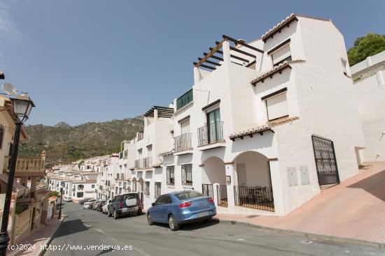 Lentegí.Casa adosada con dos plantas. 2 dormitorios. Baño y 2 aseos. Terraza. Parking - GRANADA