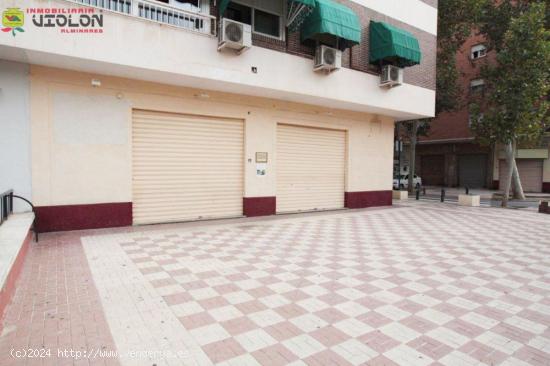 Alquiler de local comercial, 3 dependencias con 3 escaparates a la calle, instalado como academia. -