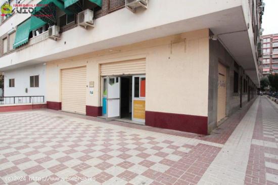 Alquiler de local comercial, 3 dependencias con 3 escaparates a la calle, instalado como academia. -