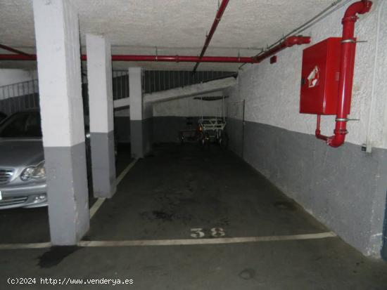  GRAN PLAZA DE PARKING EN LA CALLE PEDRERES - BARCELONA 