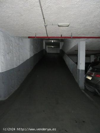 GRAN PLAZA DE PARKING EN LA CALLE PEDRERES - BARCELONA