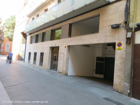 GRAN PLAZA DE PARKING EN LA CALLE PEDRERES - BARCELONA