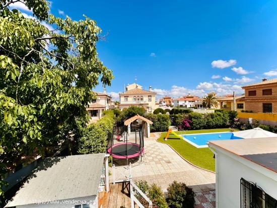 Chalet de Ensueño con amplia parcela y piscina en una zona tranquila. - GRANADA