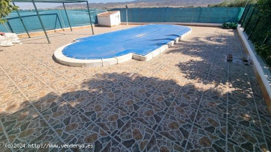 Chalet con piscina - MURCIA