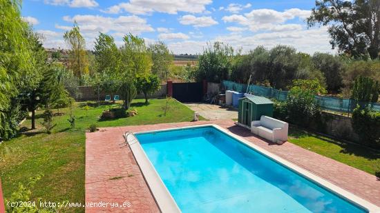 Chalet en Urbanización la Dehesilla - SEVILLA