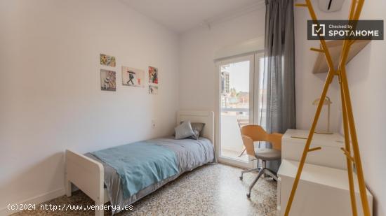 Se alquila habitación en piso de 4 dormitorios en Burjassot - VALENCIA