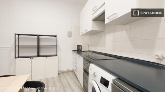 Se alquila habitación en piso compartido en Madrid - MADRID