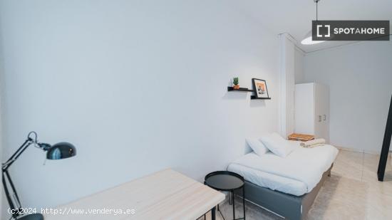 Se alquila habitación en piso compartido en Madrid - MADRID