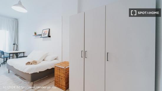 Se alquila habitación en piso compartido en Madrid - MADRID