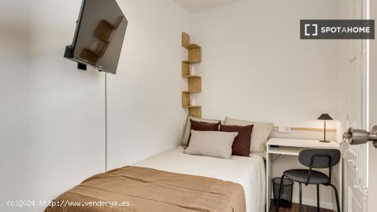 Se alquilan habitaciones en un apartamento de 4 dormitorios en Ciutat Vella - BARCELONA