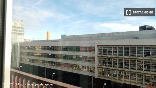 Habitación amueblada en piso de 3 dormitorios en sant martí. - BARCELONA