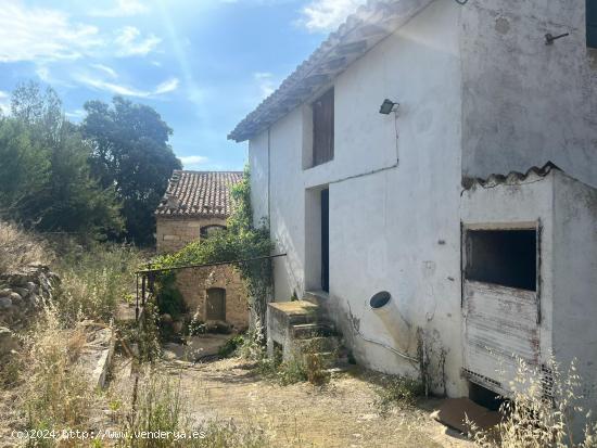 Dos masías, nave y terreno en Valderrobres - TERUEL