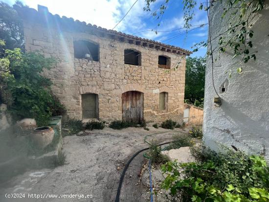 Dos masías, nave y terreno en Valderrobres - TERUEL